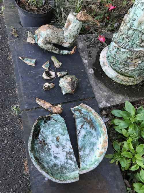 Details of damage to ceramic column