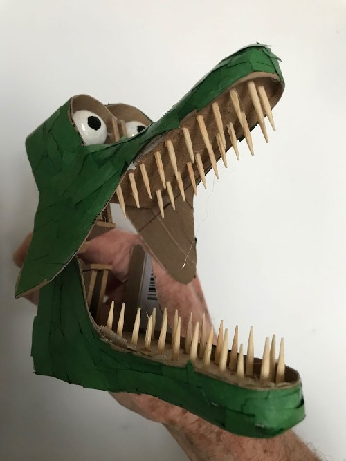 Crocodile clothes peg automaton